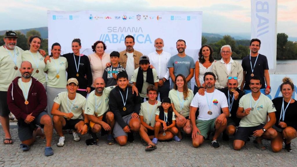 Foto de familia con premiados y organizadores