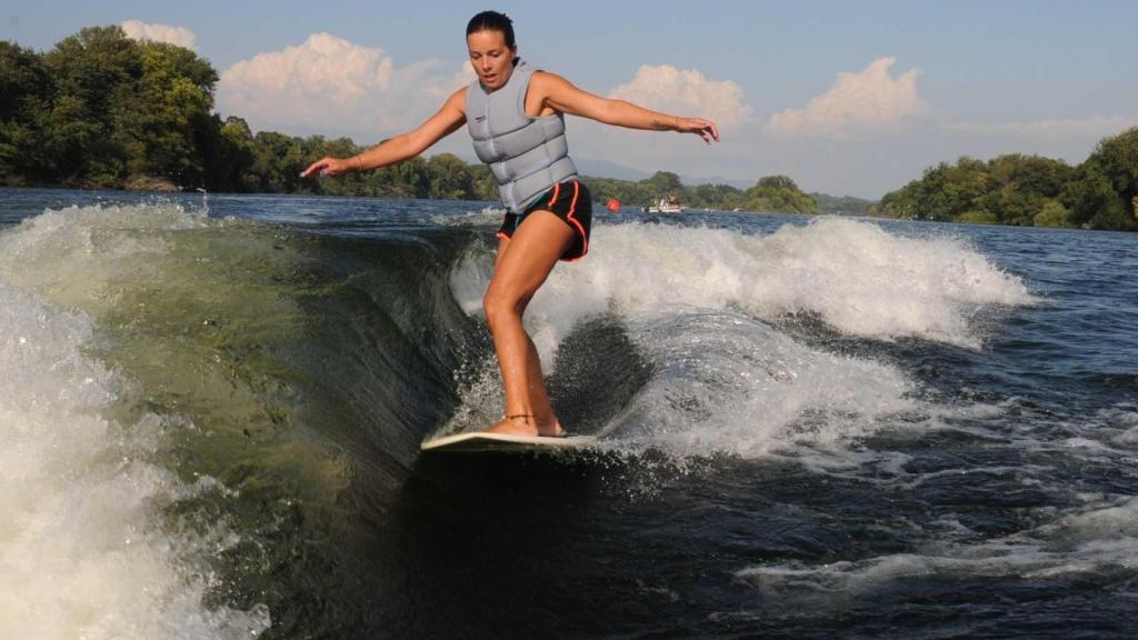La portuguesa Tara Yara vencedora de wakesurf femenino en Tui.
