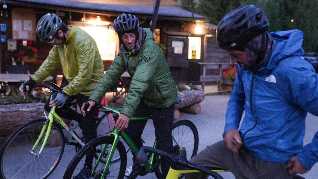 Kilian Jornet realizando un tramo en bicicleta de su reto Alpes Connections.