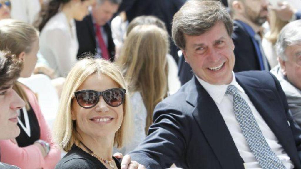 Eugenia Martínez de Irujo con su hermano Cayetano, en una imagen de archivo,