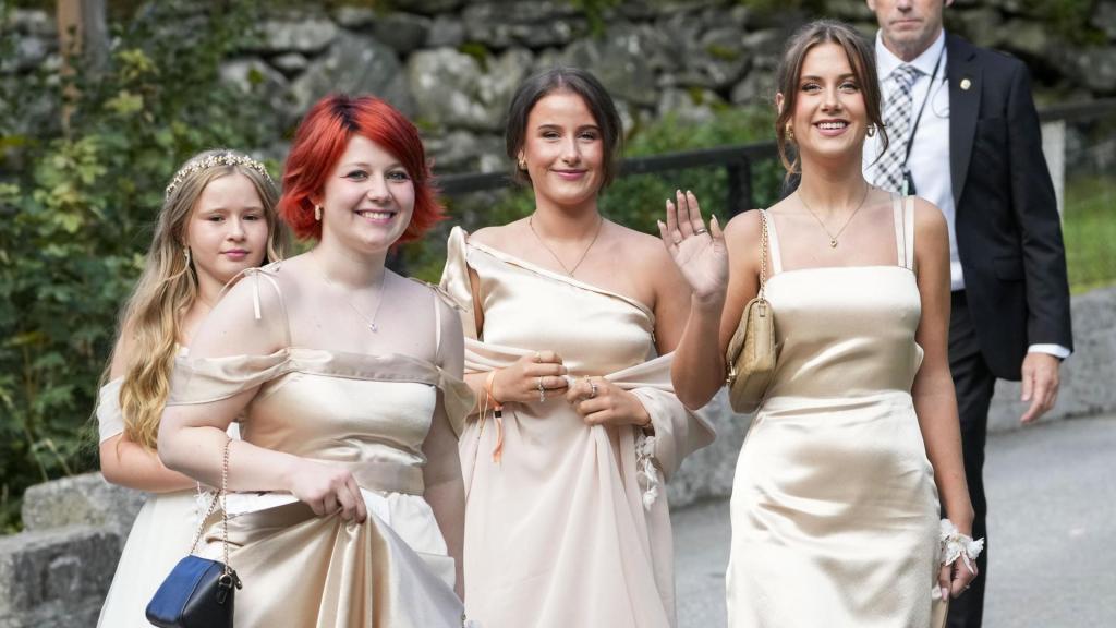 Las hijas de Marta Luisa de Noruega, a su llegada al Hotel Union.