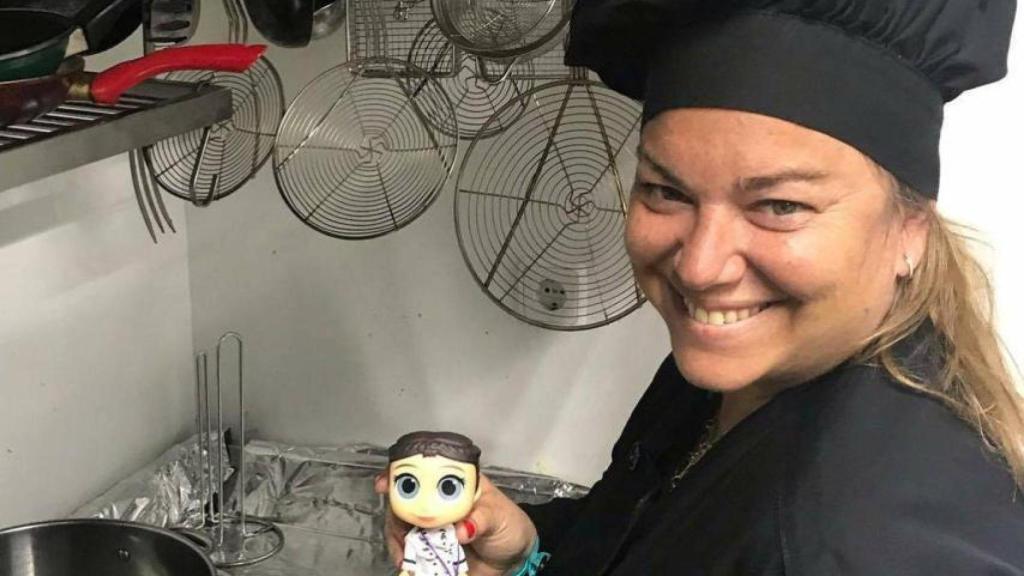 Caritina Goyanes, feliz, entre fogones.