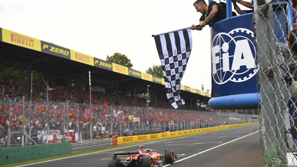 Charles Leclerc entra en meta en el GP de Monza.