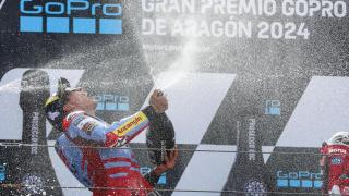 Marc Márquez celebra con champán su victoria en el Gran Premio de Aragón, en el circuito de MotorLand.