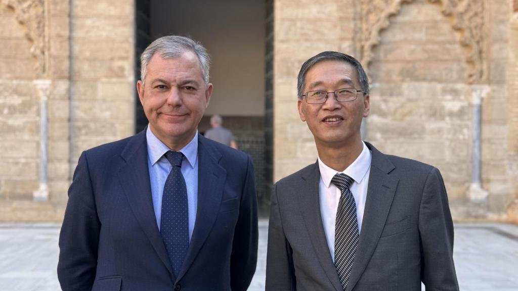 José Luis Sanz, junto al embajador chino en España, Yao Jing, en los Reales Alcázares.