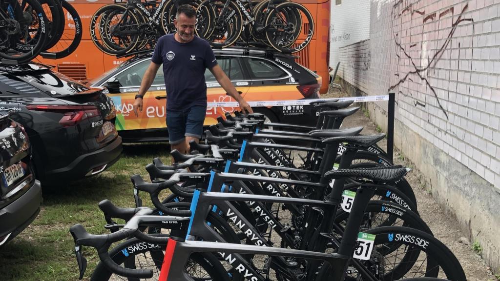 Luis Lamas, mecánico del Decathlon AG2R La Mondiale, preparando las bicicletas del equipo.
