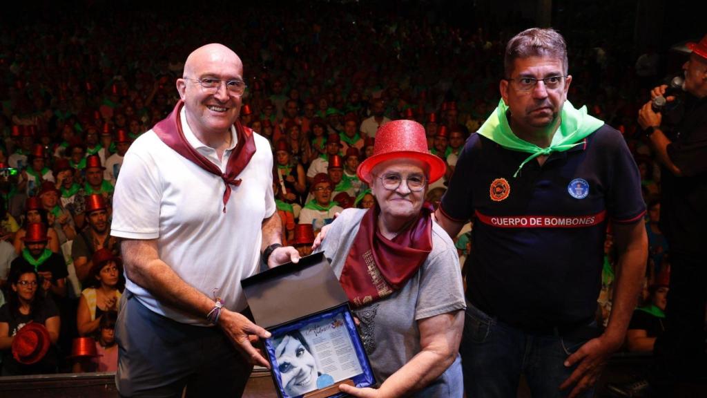 Carnero y Bermejo entregan una placa a la tía de Concha Velasco