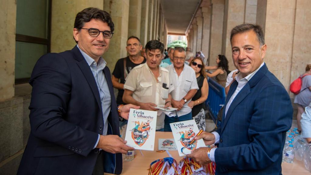 Reparto del programa de la Feria de Albacete. Foto: Ayuntamiento.
