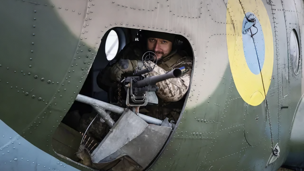 Militar ucraniano en la compuerta para ametralladoras del Mi-8