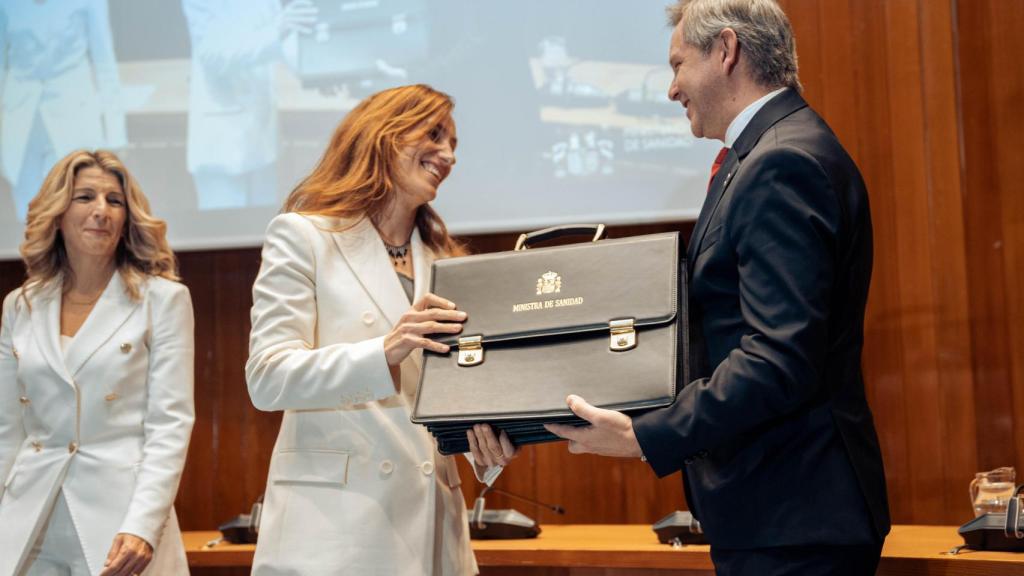 Mónica García y José Manuel Miñones en el traspaso de la cartera de Sanidad.