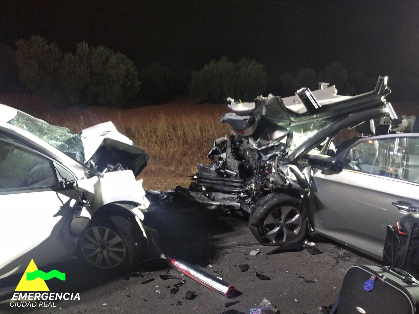 Cuatro heridos en el choque frontal de dos vehículos en una carretera de  Ciudad Real
