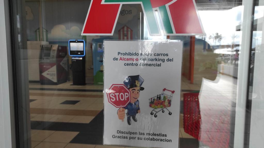 Cartel del centro comercial que prohíbe sacar los carros.