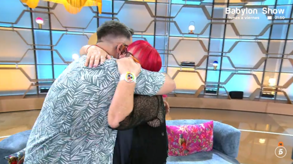 Laly abraza a uno de sus hijos en 'El diario de Jorge'