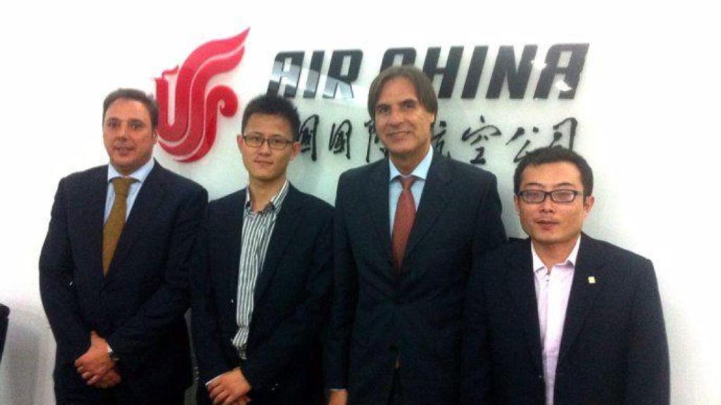 Javier Hernández y el ya fallecido Damián Caneda con directivos de Air China en 2014.