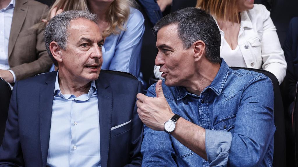 El expresidente del Gobierno José Luis Rodríguez Zapatero (i) y el presidente del Gobierno, Pedro Sánchez.