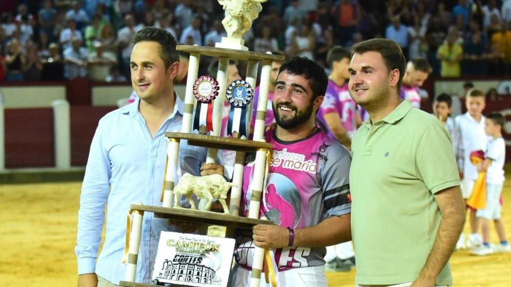 El madrileño Raúl Fuentes recoge el trofeo como ganador del II Concurso Mundial de Cortes celebrado ayer en Valladolid