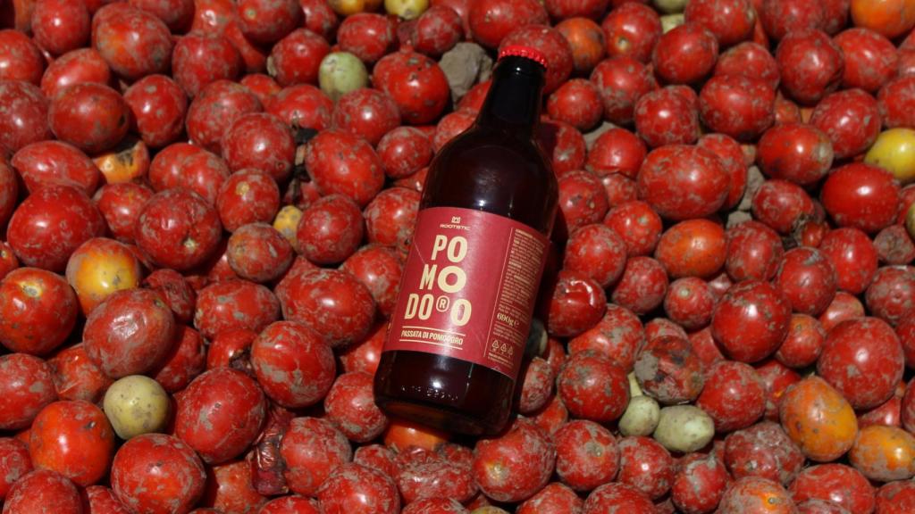 Salsa de tomate envasada en vidrio.