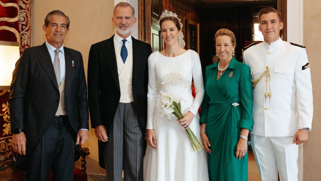 Felipe VI también posó junto a la novia, sus padres y hermano.