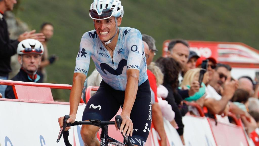 Enric Mas, en la subida a Ancares durante La Vuelta 2024.