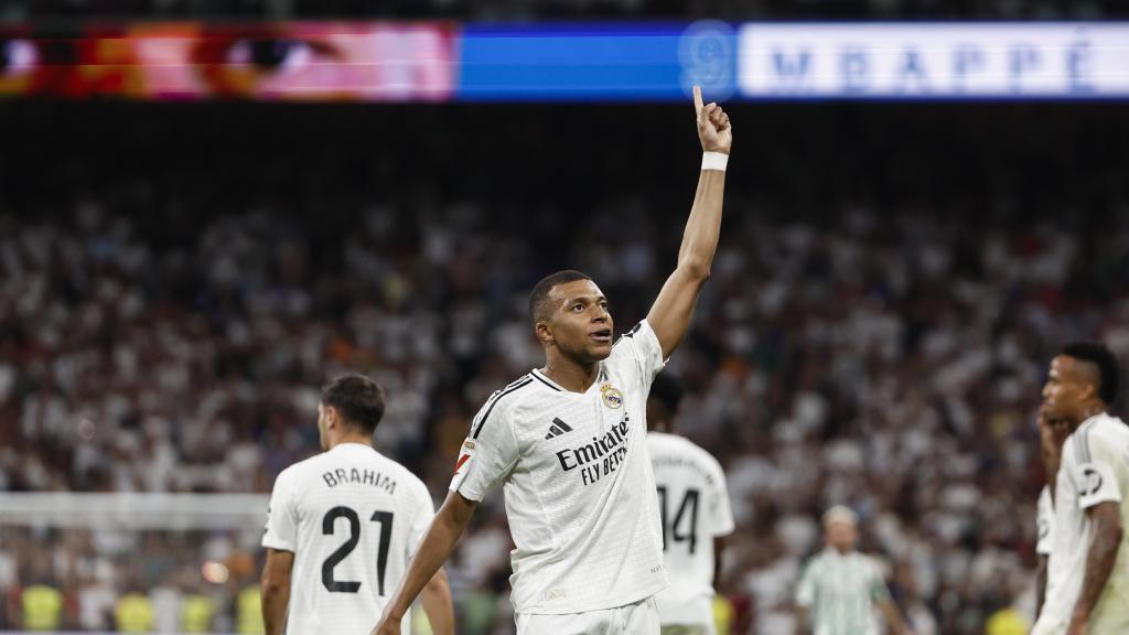 Mbappé celebra un gol con el Real Madrid en el Santiago Bernabéu