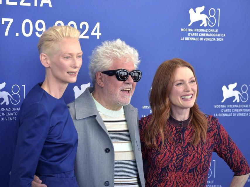 Tilda Swinton, Pedro Almodóvar y Julianne Moore, en Venecia.