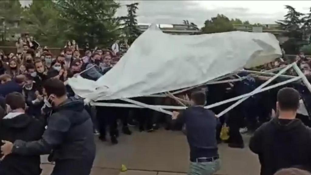 Imagen de archivo de radicales destrozando la carpa S'Ha Acabat! durante una protesta.