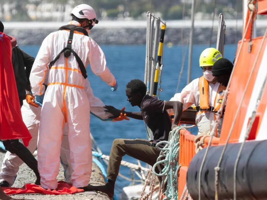 Un menor subsahariano desembarca junto a 119 personas más de su cayuco rescatado por Salvamento Marítimo en Arguineguín (Gran Canaria).