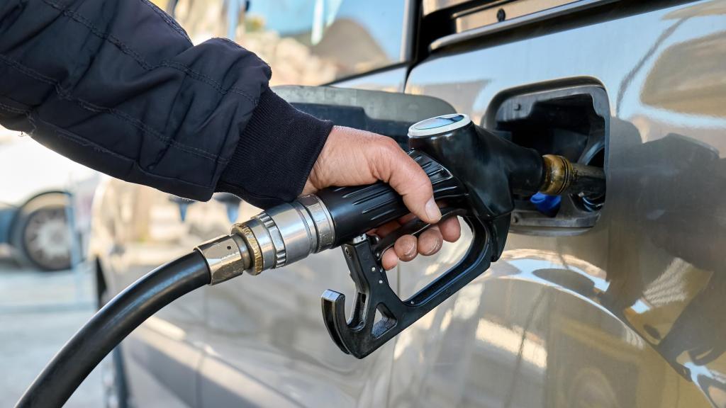 Imagen de una persona repostando combustible.