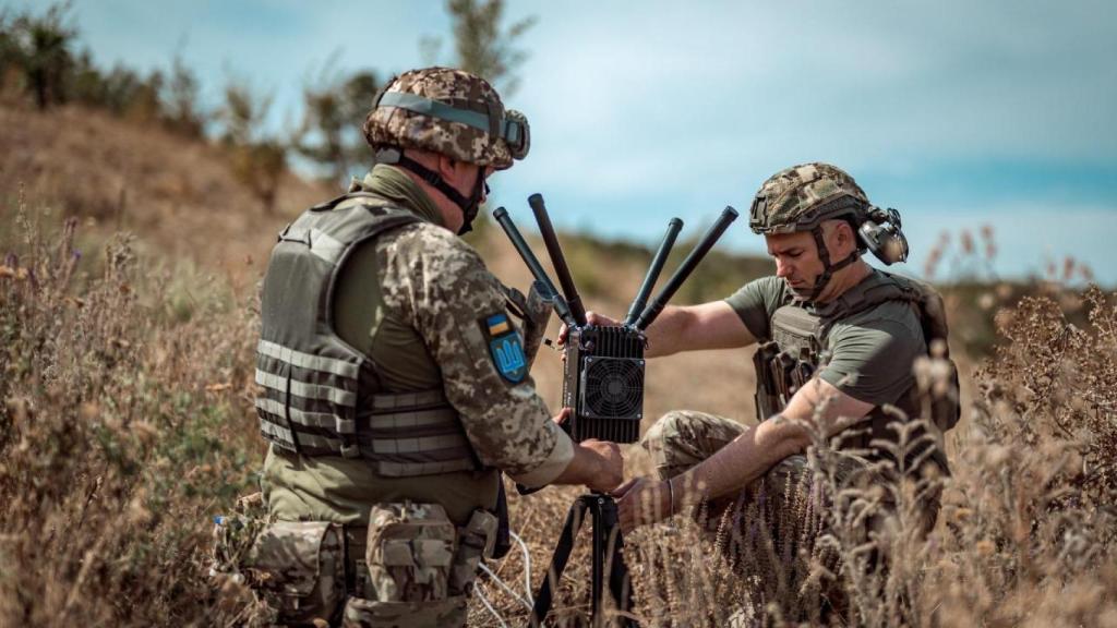 Soldados ucranianos en el campo de batalla en una localidad indeterminada.