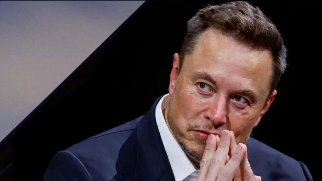 Elon Musk con la antena para conectarse a los satélites de Starlink