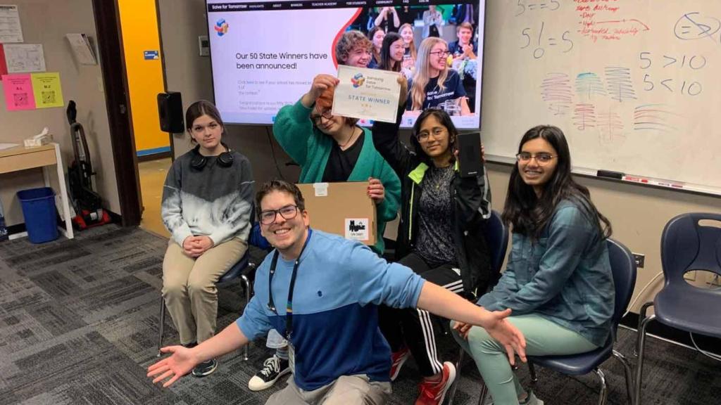 Las cuatro estudiantes junto al profesor de informática Tyler Chacón