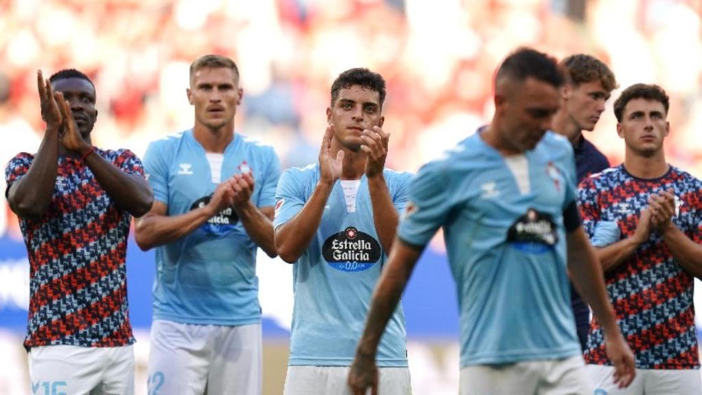 Los jugadores del Celta aplauden a los aficionados que viajaron a Pamplona.