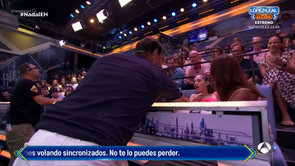 Nadal se acerca a una niña con discapacidad en 'El Hormiguero'.