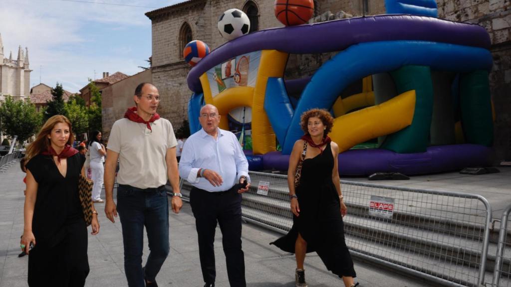 Visita del alcalde y varios concejales a los hinchables y talleres durante las fiestas de Valladolid