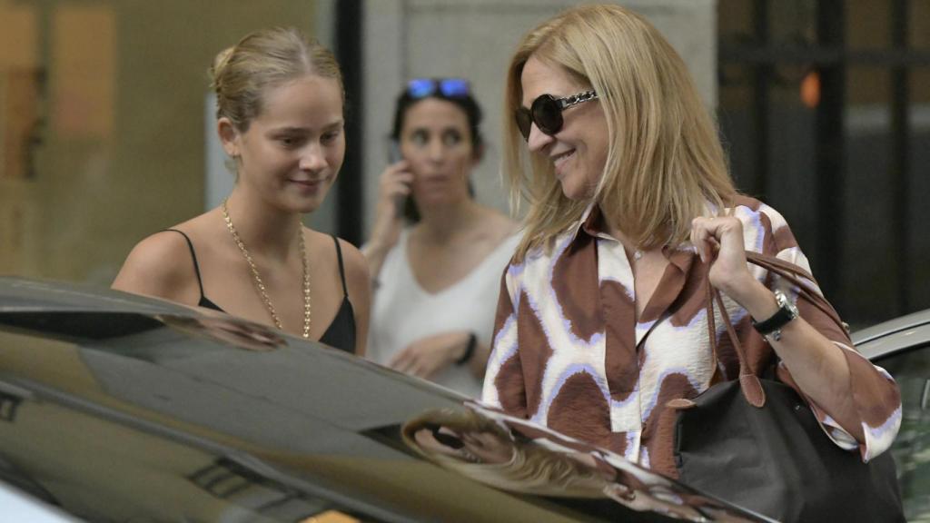 Al terminar la prueba, madre e hija se montaron en el coche conducido por su chófer privado.