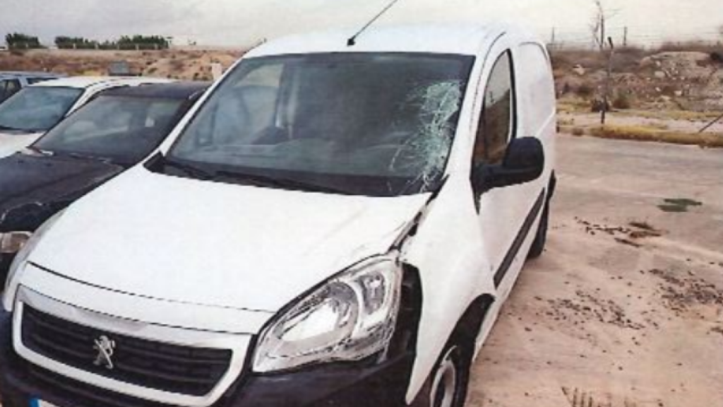 La luna delantera de la furgoneta estaba destrozada por el impacto de los cuerpos de Iván y de su novia, Sonia.