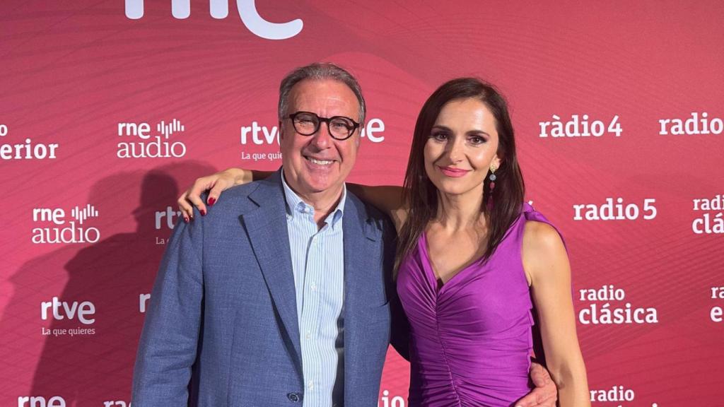Josep Cuní, presentador de 'Las Mañanas de RNE' junto a la directora de informativos de RNE, Cristina Bravo.