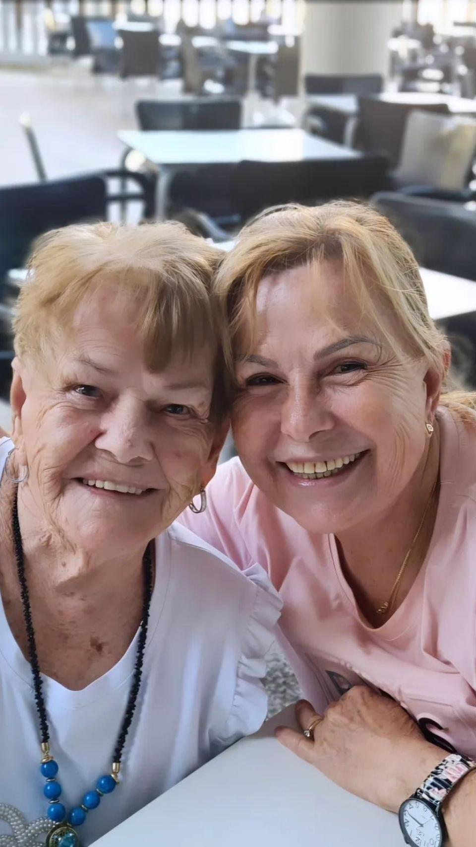 María Jesús junto a su madre, en una fotografía publicada en sus redes sociales.
