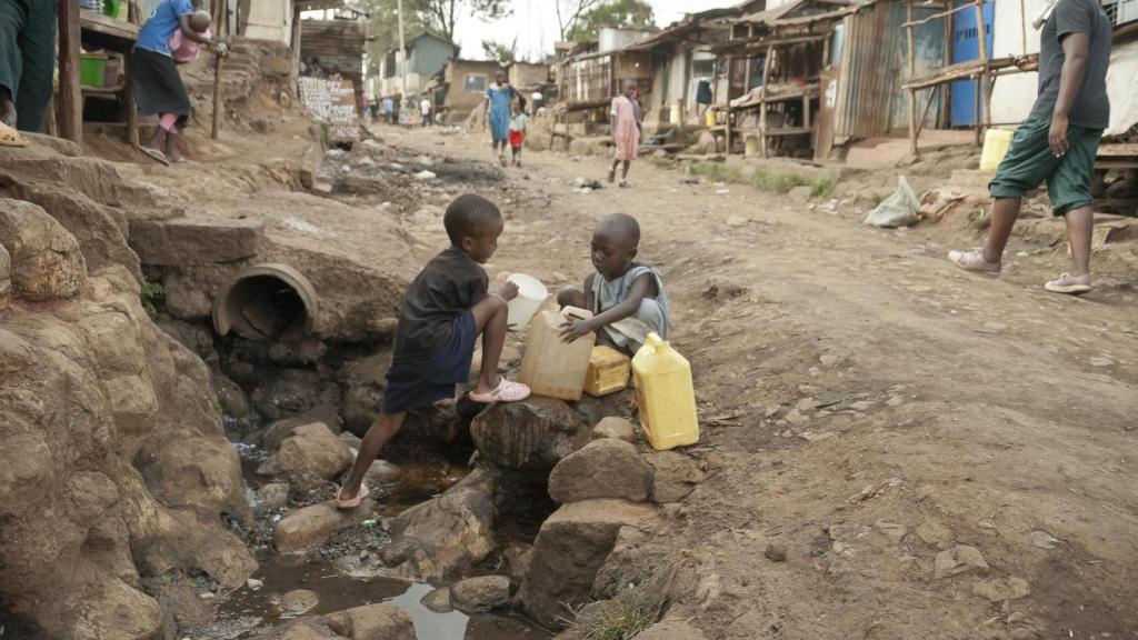 Niños buscando agua en las calles de Nairobi, Kenia.