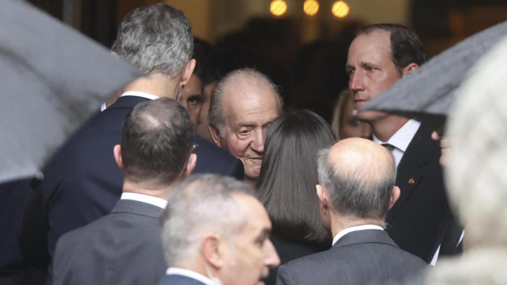 Juan Carlos I saludando a Felipe y Letizia, el pasado abril, en el funeral de Fernando Gómez-Acebo.
