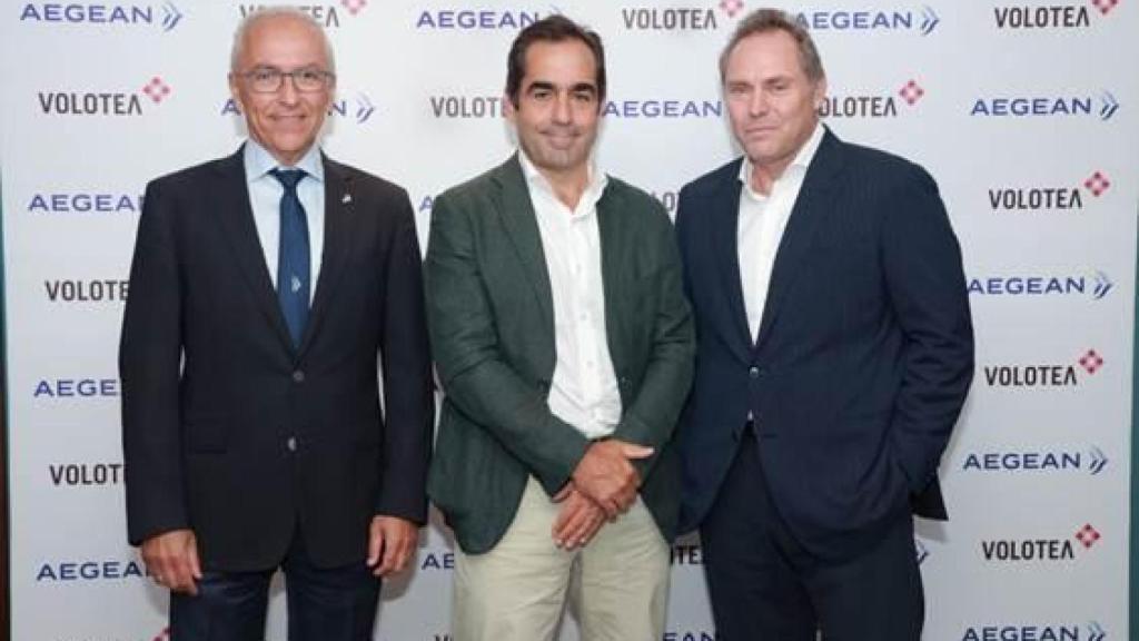 Pie de foto (izda a dcha) Dimitris Gerogiannis,CEO de Aegean Airlines; Carlos Muñoz, CEO y fundador de Volotea y Eftichios Vassilakis, Presidente de Aegean Airlines.