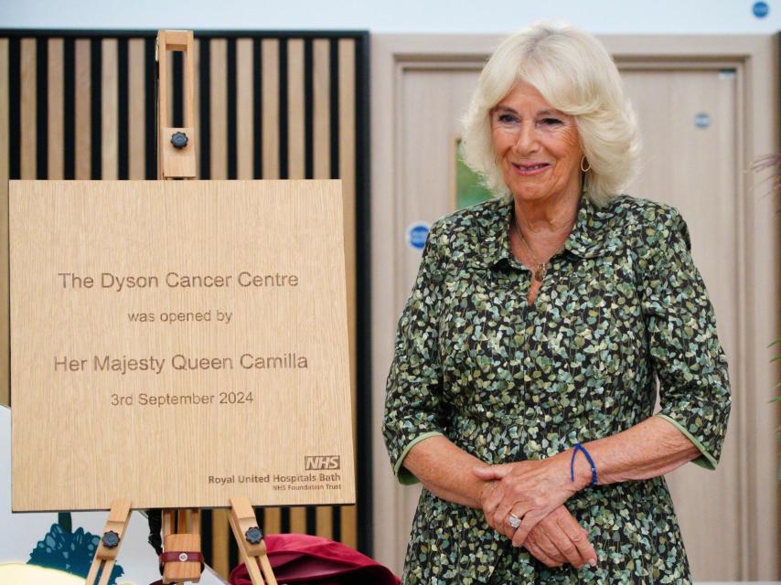 La reina Camila en el Dyson Cancer Centre de Combe Park, Bath.