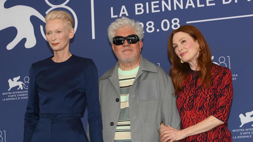 Tilda Swinton, Pedro Almodóvar y Julianne Moore.