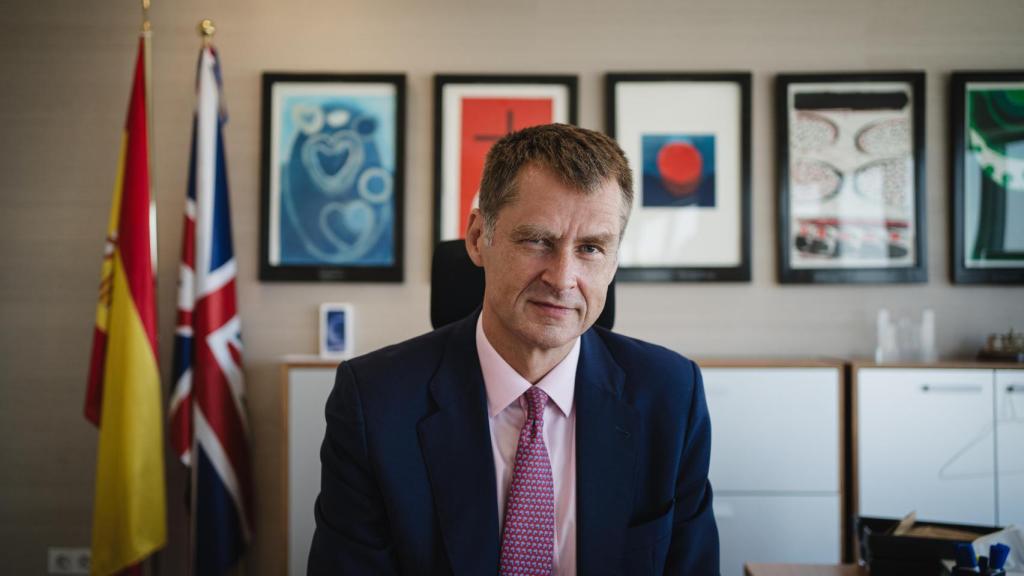El embajador británico, Hugh Elliott, en su entrevista con EL ESPAÑOL.