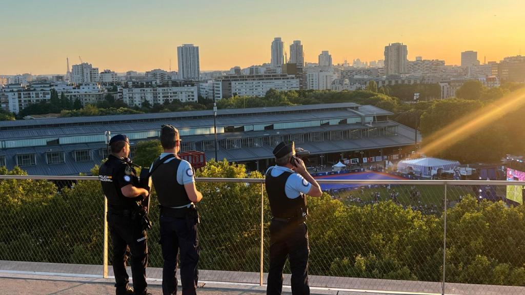 El agente de Policía Nacional (izquierda) en los Juegos de París.
