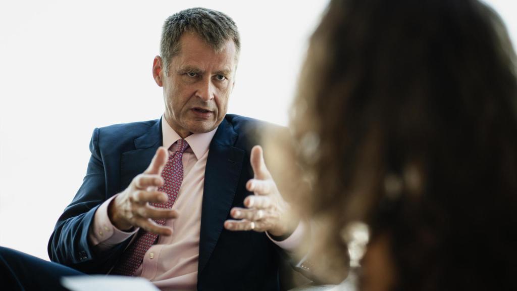 El embajador de Reino Unido, Hugh Elliott, en su despacho.