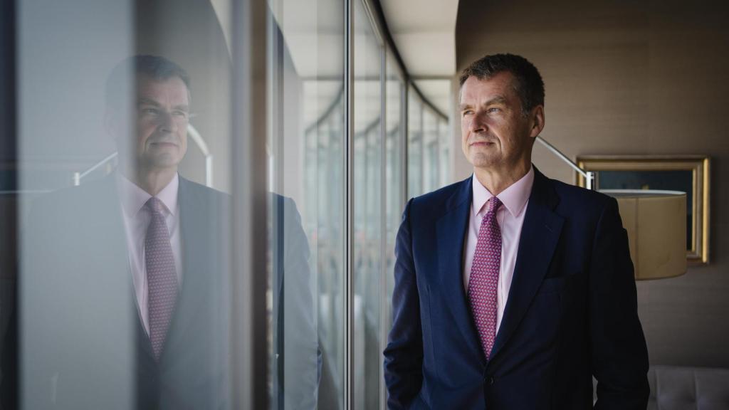 Hugh Elliott, embajador británico, acaba su misión diplomática en España con una entrevista en EL ESPAÑOL.