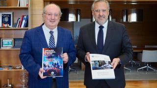 El presidente de las Cortes de Castilla y León, Carlos Pollán, recibe al presidente del Consejo Económico y Social de Castilla y León, Enrique Cabero, que le hace entrega del informe anual de la Institución correspondiente a 2023, este martes