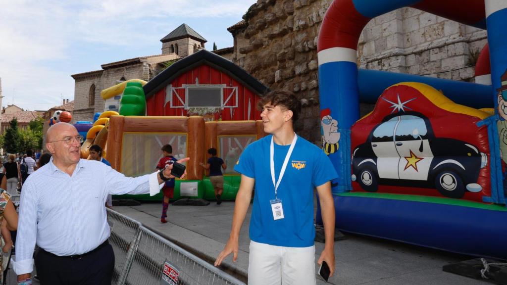 Carnero durante su visita a los hinchables y talleres