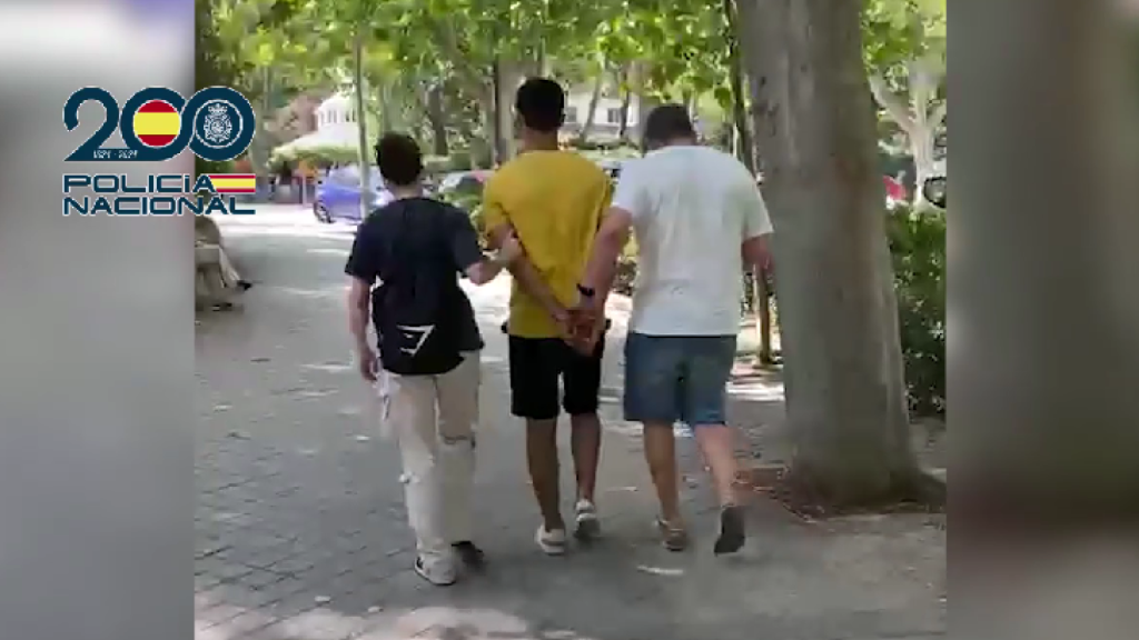 La Policía Nacional detiene a un fugitivo argentino.